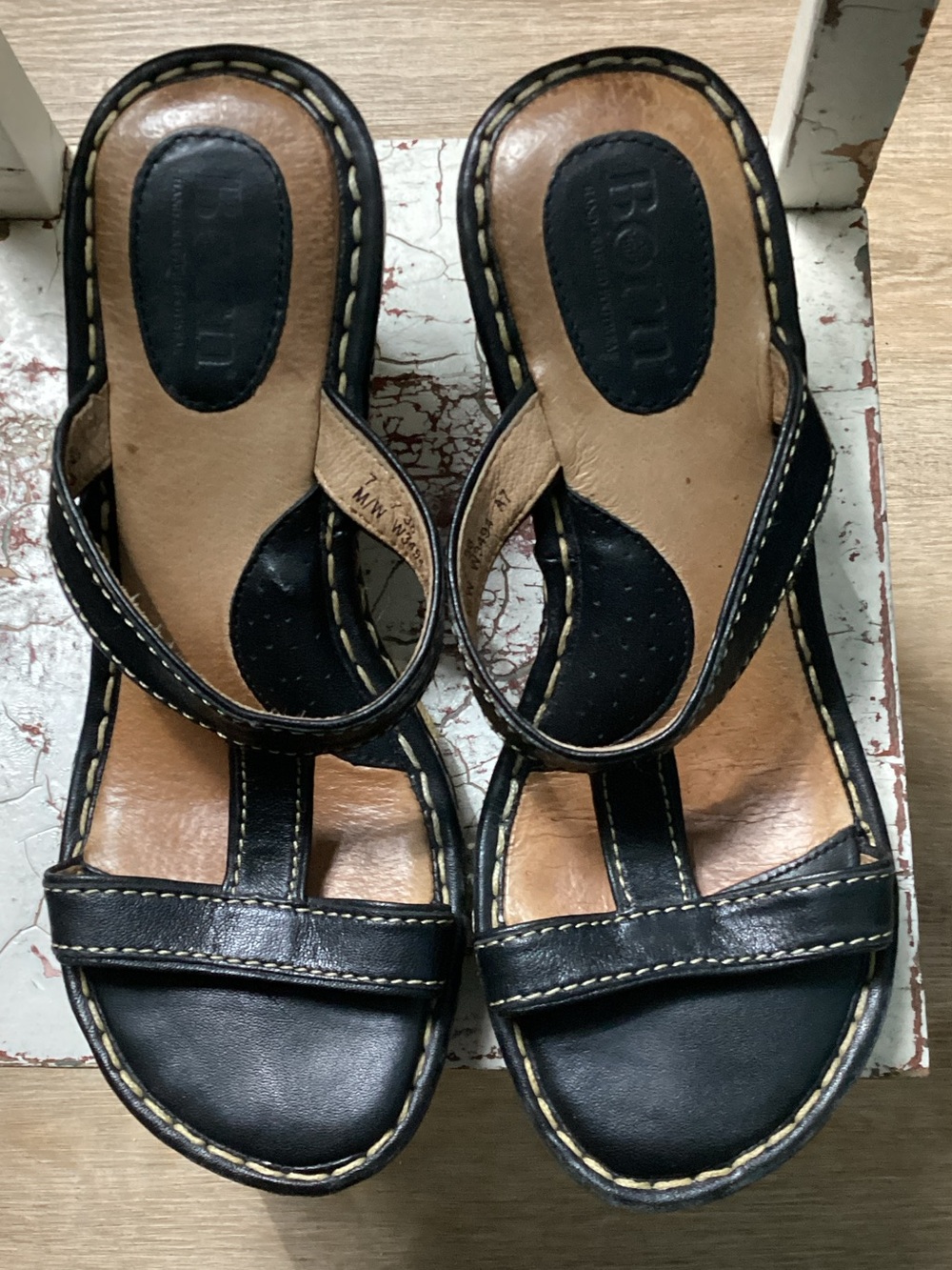 Born Black Leather T-Strap Sandals With Contrast Stitching Size 7/38 M/W W3494A7
